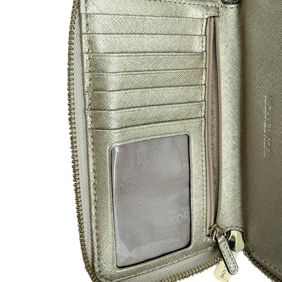 Michael Kors Jet Set Center
Stripe Wallet Vanilla MK Gold
Phone Wristlet - Picture 5 of 8